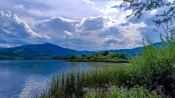 Dağlardaki güzel göl manzarası