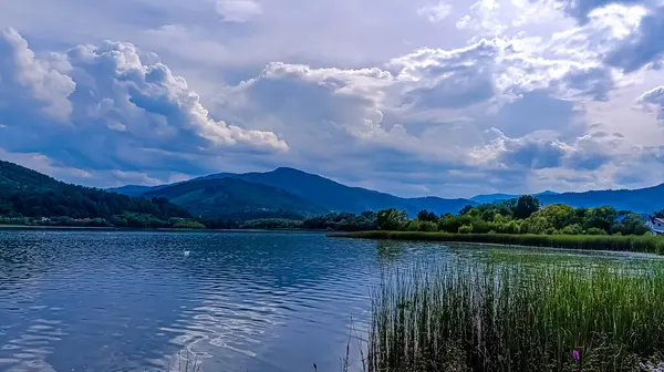 Göl ve dağlarla dolu güzel bir manzara.