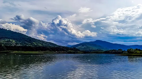 Arkasında bir göl olan güzel bir manzara.