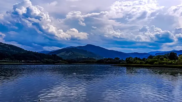 Göl ve dağlarla dolu güzel bir manzara.