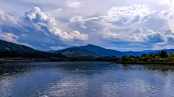 Göl ve mavi gökyüzü ile güzel bir manzara.