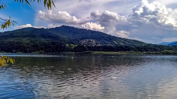 Dağlardaki güzel göl