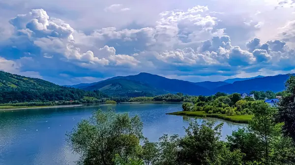 Göl ve dağlarla dolu güzel bir manzara.