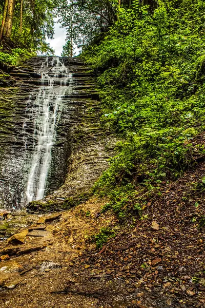 nehir üzerinde güzel şelale,