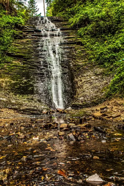 Dağlardaki kara nehrin şelalesi