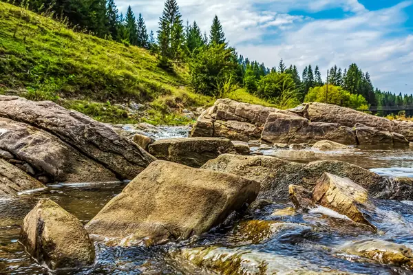 Dağlardaki dağ nehri