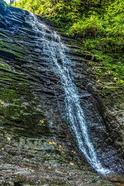Dağlardaki kayalıklardaki şelale