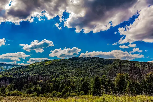 Dağları ve mavi gökyüzü olan güzel bir manzara.