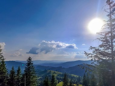 Bulutlu gökyüzü ile güzel dağ manzarası.
