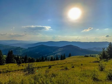 Önplanda bulutlu mavi gökyüzü olan güzel bir Karpat manzarası.