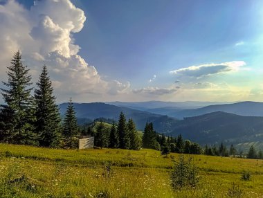 Güzel bulutlu arkaplanı olan muhteşem bir manzara.