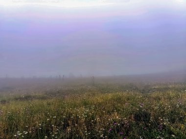 Dağlarda güzel bir gün batımı.