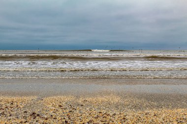 Baltık denizi, sabah kumsalı, bulutlu bir gökyüzü, bulutlar ve dalgalar, Letonya