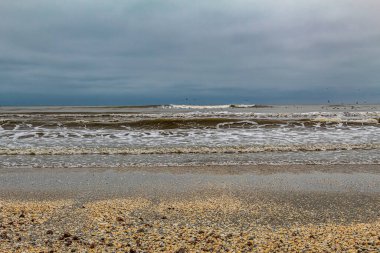 Bulutlu gökyüzü ile güzel bir sahil manzarası