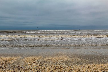 Sahilde dalgalar deniz