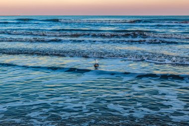 Denizin üzerinde gün batımı