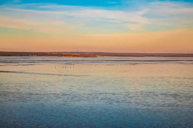 Gölün üzerinde güzel bir gün batımı.