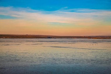 Gölün üzerinde güzel bir gün batımı