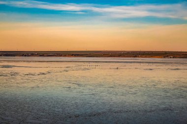 Denizin üzerinde güzel bir gün batımı