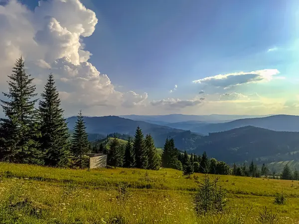 Güzel bulutlu arkaplanı olan muhteşem bir manzara.