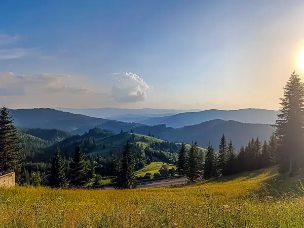 Güzel yaz günbatımı Karpat dağlarında