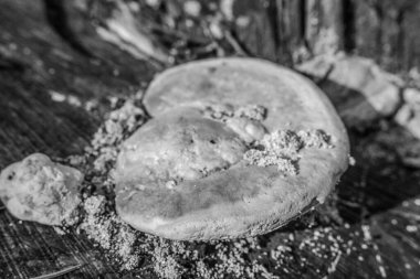 Kara tahtada bir yığın ekmek.