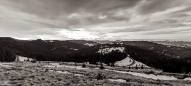 Arkasında dağ sıraları olan güzel bir manzara.