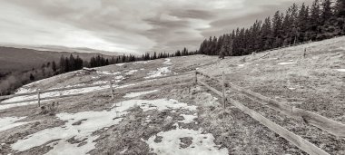 Karla kaplı dağlarla kaplı güzel bir dağ manzarası