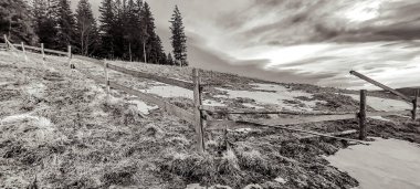 Dağ sırası olan güzel bir manzara.