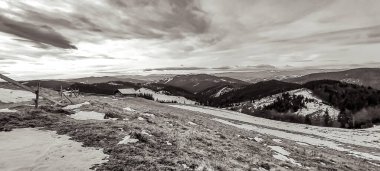 Dağları ve karları olan güzel bir dağ manzarası. Karpatyalı, Ukraynalı