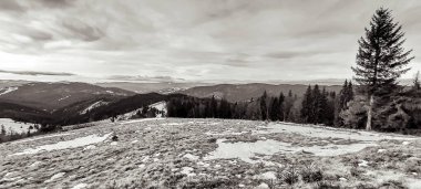 Karpatlar 'daki dağlar. siyah ve beyaz