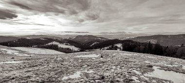 Dağlarda dağları olan güzel bir manzara.
