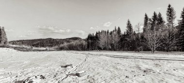 Karda donmuş nehir.