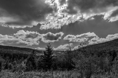 Dağdaki siyah beyaz bulutlar