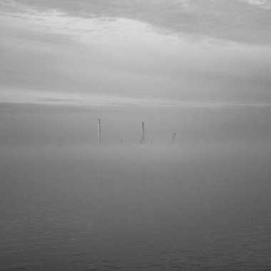 Boş bir teknenin siyah beyaz fotoğrafı.