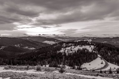 Dağların ve yolun manzarası