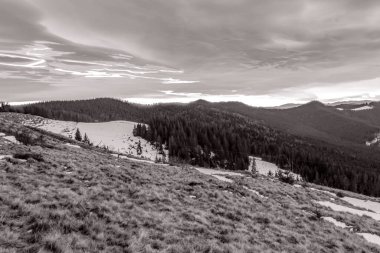 Kışın siyah ve beyaz dağ manzarası.