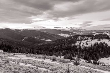 Dağları ve bulutları olan güzel bir manzara