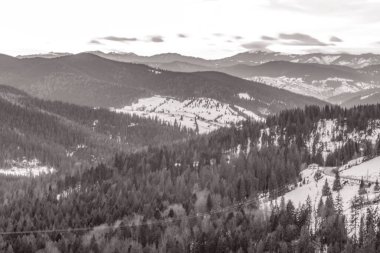 Ukrayna Karpatlarının dağlarının hava manzarası. İnsansız hava aracı resmi.