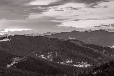Dağlardaki güzel kış manzarası