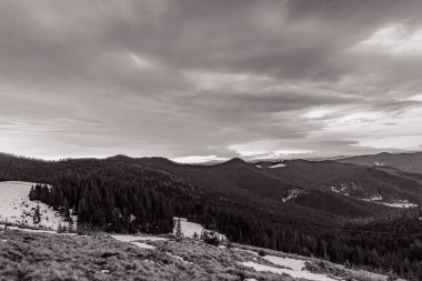 Kışın Karpat Dağları manzarası