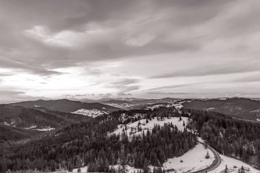 Kar ve dağlarla kaplı kış manzarası