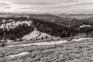 Kışın karlı dağların güzel bir görüntüsü.