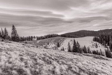 Kara ve beyaz bulutlar ve dağlar bulutlu bir günde