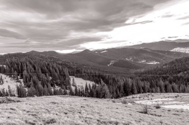 Kışın Karpat Dağları manzarası.