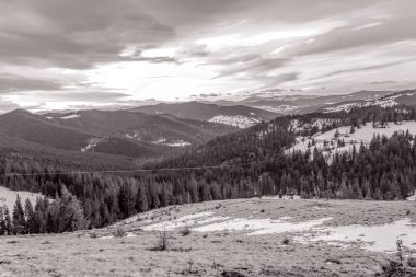 Kışın siyah ve beyaz dağ zirveleri