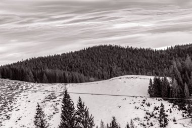 Karla kaplı dağlarla kaplı kış manzarası