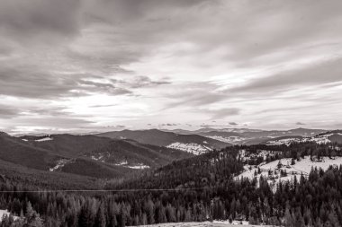 güzel dağ manzarası ile bulutlu gökyüzü