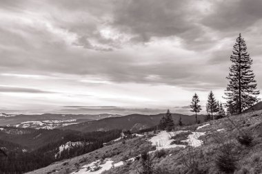 Dağların tepesinden manzaralı güzel bir manzara.