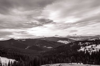 Dağlarda dağları olan güzel bir manzara.